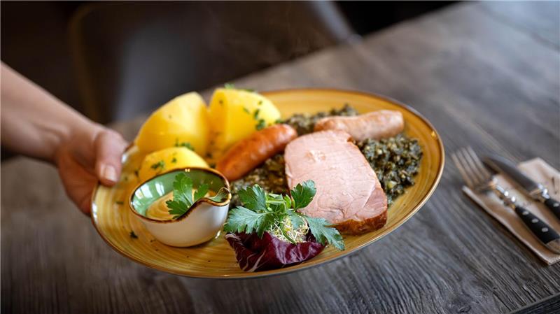 Pendler, Gastro, Ehrenamt: Bundestag beschließt Entlastung Kommen die Entlastungen auch auf den Teller? (Archivbild)