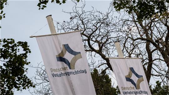 Gehisste Flaggen mit der Aufschrift „Deutscher Verkehrsgerichtstag“.