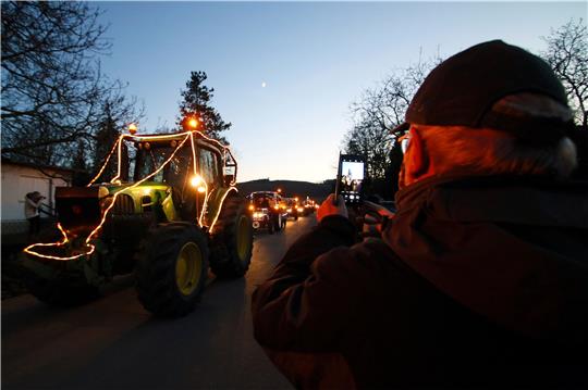 Kommendes Wochenende starten wieder viele festlich beleuchtete Traktoren zu Lichterfahrten durch den Landkreis.  Archivfoto: Epping