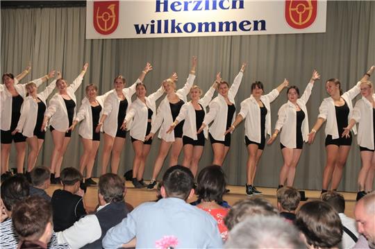 Kommersabend mit einer Vielzahl eleganter Ladies, den Flashlights des MTV Othfresen im Revuestil.  Fotos: Leifeld