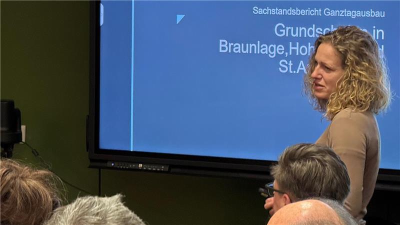 Stadt Braunlage investiert 773.000 Euro in ihre Schulgebäude Das Foto zeigt eine Frau vor einem großen Bildschirm, die etwas erklärt.