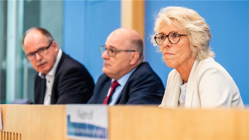 Warum der Mindestlohn 40 Cent unter 15 Euro bleibt Kommissionschefin Christiane Schönefeld, Arbeitgeber-Verhandlungsführer Steffen Kampeter (M) und Gewerkschaftsverhandlungsführer Stefan Körzell sind sich einig beim Mindestlohn.