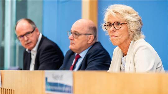Kommissionschefin Christiane Schönefeld, Arbeitgeber-Verhandlungsführer Steffen Kampeter (M) und Gewerkschaftsverhandlungsführer Stefan Körzell sind sich einig beim Mindestlohn.
