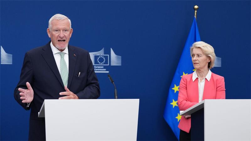 Kommissionspräsidentin Ursula von der Leyen erhält den Bericht.