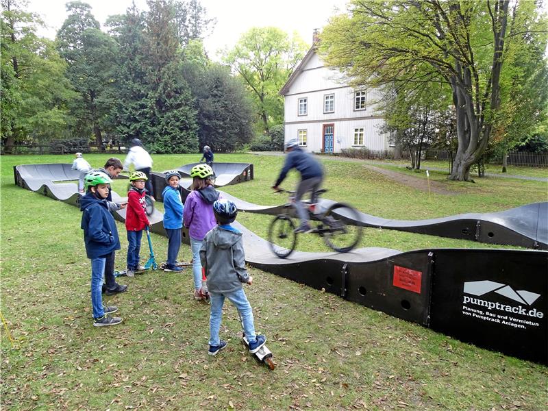 Pumptrack für Bad Harzburg: Feste Anlage wird favorisiert Kommt der Pumptrack oder nicht? Und wie soll er aussehen? Eine mobile Version, wie hier während des Herbstferienpasses 2020 am Schloss, ist aktuell nur zweite Wahl. Archivfoto: Exner