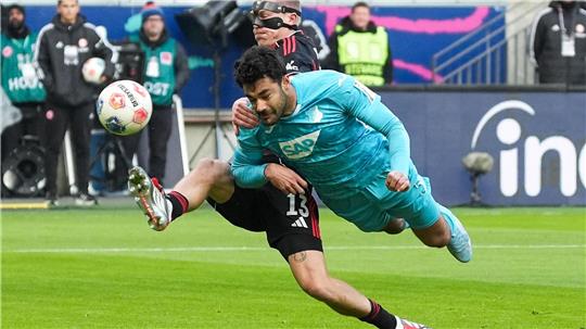 Kommt ein Hoffenheimer geflogen: Ozan Kabak (r) im Duell mit Frankfurts Rasmus Kristensen.