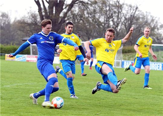 Kommt ein Zellerfelder geflogen: Thomas Hirschelmann vom FCZ saust gegen Nils Lüttge von der Zweiten der TSG Bad Harzburg heran. Foto: Neuendorf
