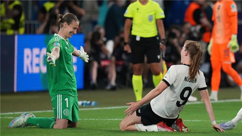 „Krass, unglaublich, mega“: Fußballerinnen feiern Berger Kommt in meine Arme: Ann-Katrin Berger feiert den Sieg im Elfmeterschießen.