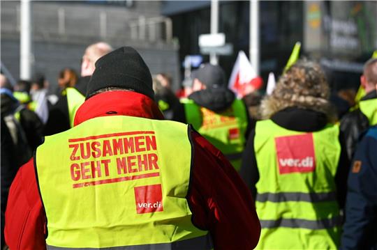 Kommunale Beschäftigte tragen bei einem Warnstreik während einer Kundgebung Westen der Gewerkschaft Verdi. Sie weitet den Tarifstreit im Öffentlichen Dienst bundesweit aus.