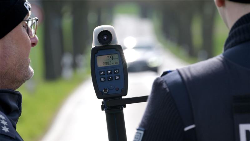 Kommunen und Länder nehmen jedes Jahr Millionen ein, weil Fahrerinnen und Fahrer zu viel Gas geben.