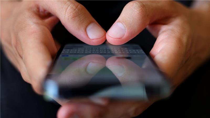 Zufriedener durchs Internet? Vielleicht immerhin die Älteren Kommunikation, Information, Unterhaltung - es gibt viele Gründe aufs Handy zu schauen. (Symbolbild)