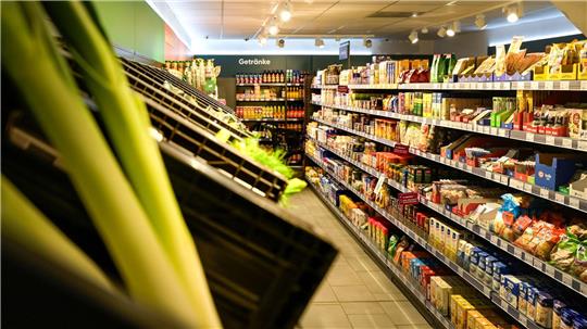 Kompakt und jederzeit zugänglich: Neue Ladenkonzepte reagieren auf das Supermarktsterben auf dem Land. (Archivbild)