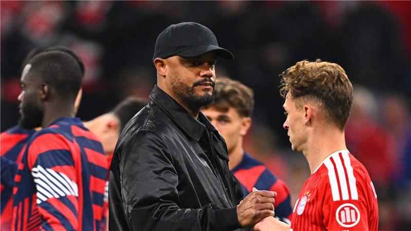„Klare Fehlentscheidung“: Große Aufregung um zwei Handspiele Kompany tröstete seine Profis.