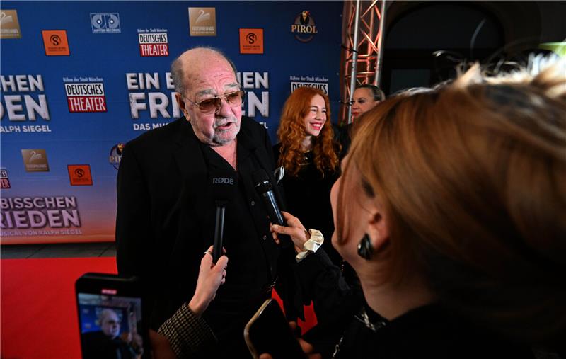 Heinz Hoenig: So geht es nach dem Koma weiter Komponist Ralph Siegel bei der Musical-Premiere von „Ein bisschen Frieden“ Foto: dpa