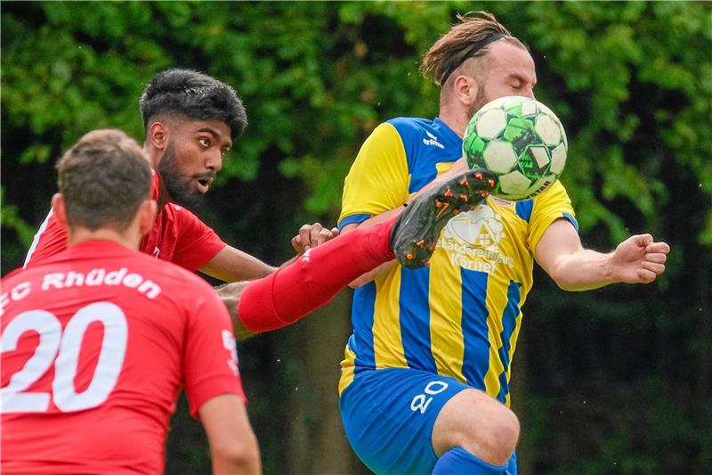 Kompromisslos geht Kabin Sivaranjan vom FC Rot-Weiß Rhüden gegen Dario Ulrich von der SG Wolfshagen/Lautenthal vor. Die SG unterliegt nach einer 2:1-Führung noch mit 3:8 gegen den Nordharzligisten. Foto: Drechsler