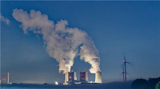 Kondensierter Wasserdampf steigt von den Kühltürmen des Braunkohlekraftwerkes Neurath auf. Das Kraftwerk stößt große Mengen Kohlendioxid aus. (Symbolbild)