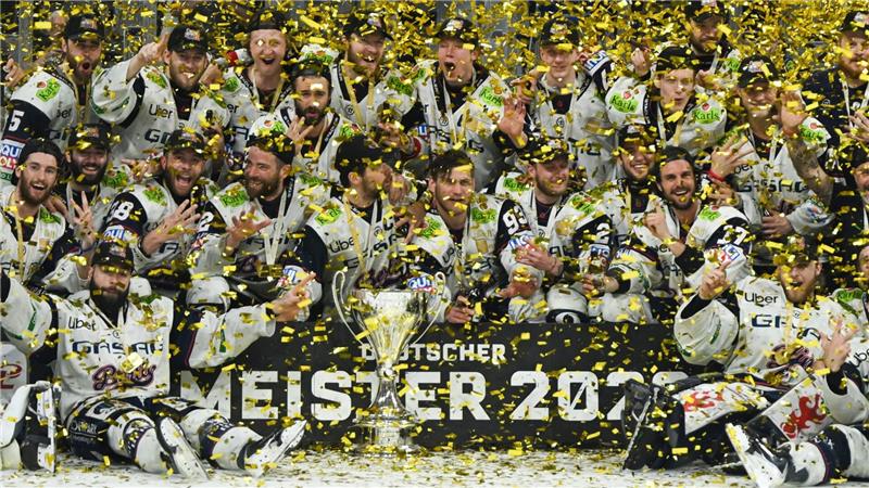 Konfetti für den Meister: Die Eisbären Berlin haben es wieder geschafft.