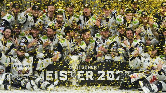 Konfetti für den Meister: Die Eisbären Berlin haben es wieder geschafft.