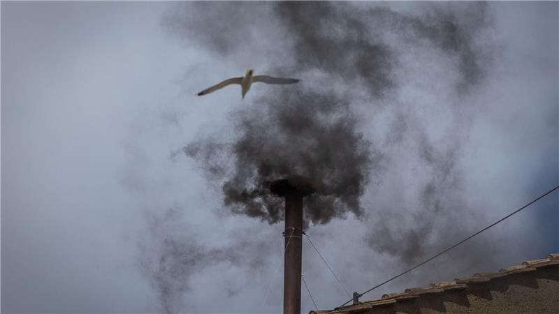 Konklave zur Wahl des neuen Papstes: Aus dem Schornstein der Sixtinischen Kapelle stieg am Mittag zum zweiten Mal schwarzer Rauch auf.