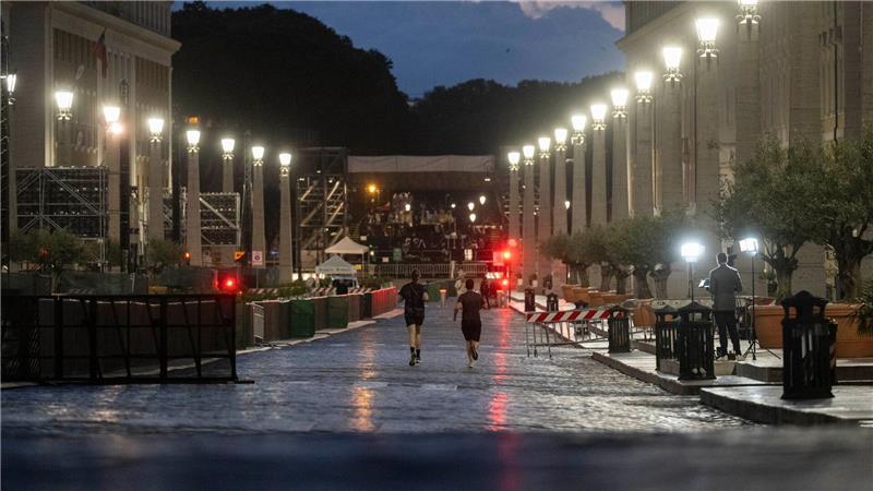 Konklave zur Wahl eines neuen Papstes: Menschen joggen am Morgen des zweiten Tages des Konklaves zur Wahl eines neuen Papstes über die Via della Conciliazione in der Nähe des Petersplatzes.