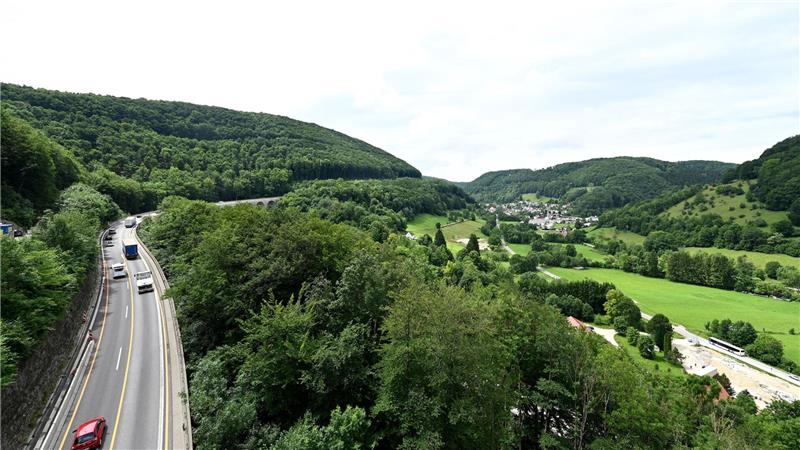 Konkret geht es laut Ministerium um 16 Bundesstraßen- und 7 Autobahn-Neubauprojekte in 12 Bundesländern - zum Beispiel um den Albaufstieg.