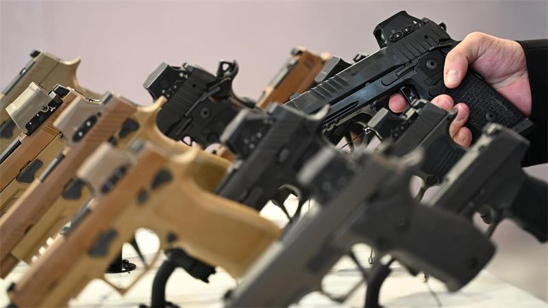 Konkurrent Sig Sauer fertigt Pistolen, die er bei der Waffenmesse Eurosatory zur Schau stellte.