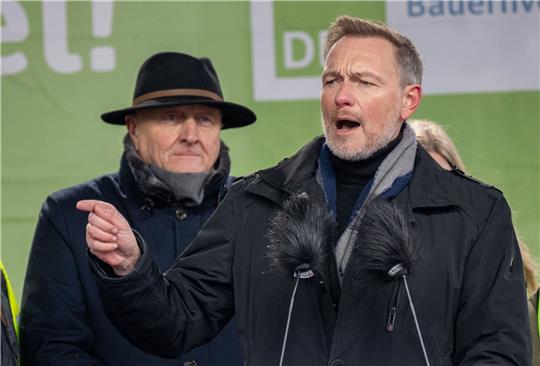 Konnte wegen des Lärms erst nach einem beschwichtigenden Appell von Bauernpräsident Joachim Rukwied (l.) das Wort ergreifen: Christian Lindner.