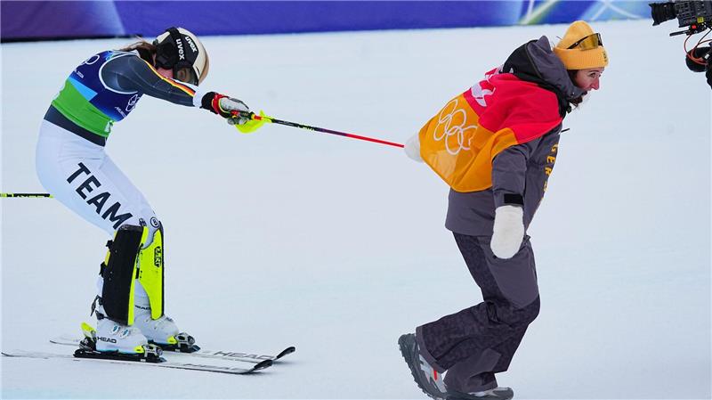Konnten im Ziel gut Rumflachsen: Emma Aicher (links) und Kira Weidle-Winkelmann.