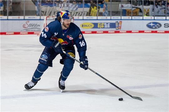Konrad Abeltshauser aus München spielt den Puck.