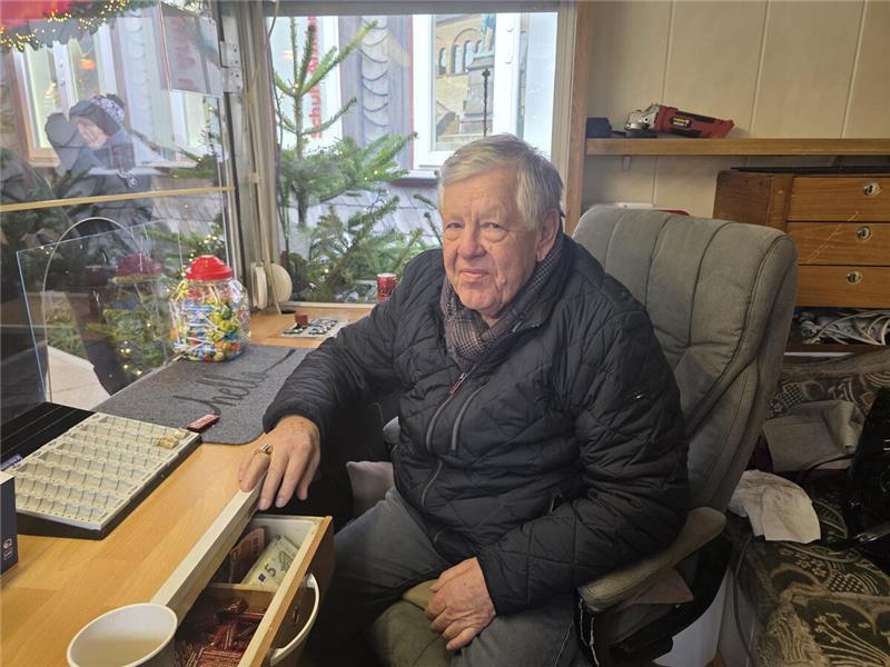 Ein älterer Mann sitzt am Schreibtisch.