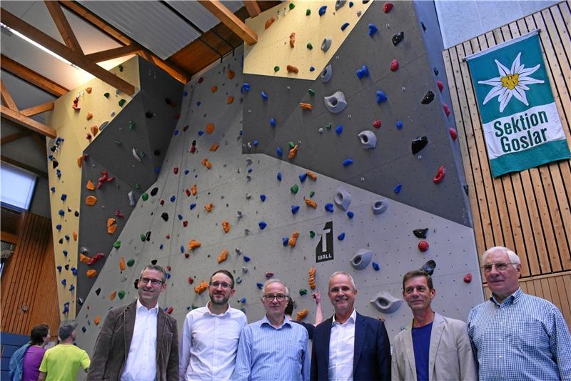 Konrad Aichner (Harz-Energie), Timo Brucherseifer (Sparkasse Hildesheim-Goslar-Peine), Mathias Stolzenberg (DAV), Thomas Brych (Landkreis Goslar), Uwe Hitz (Landkreis Goslar und Baldur Buschendorf (DAV) (v.li.) vor der neuen Wand.  Foto: Belz