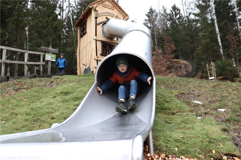 Lautenthals Waldspielplatz wieder frei Konrad Brandt am Ausgang der Hangrutsche, die an feuchten Wintertagen noch nicht ganz so schnell ist, wie bei sommerlichen Temperaturen. Foto: Neddermeier