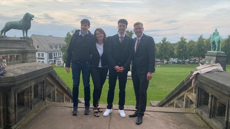 Abitur mit Traumnote: „Schule ist nicht alles im Leben“ Konrad Hötzeldt (3. v. l.) mit seiner Familie bei der Zeugnisübergabe vor der Goslarer Kaiserpfalz.