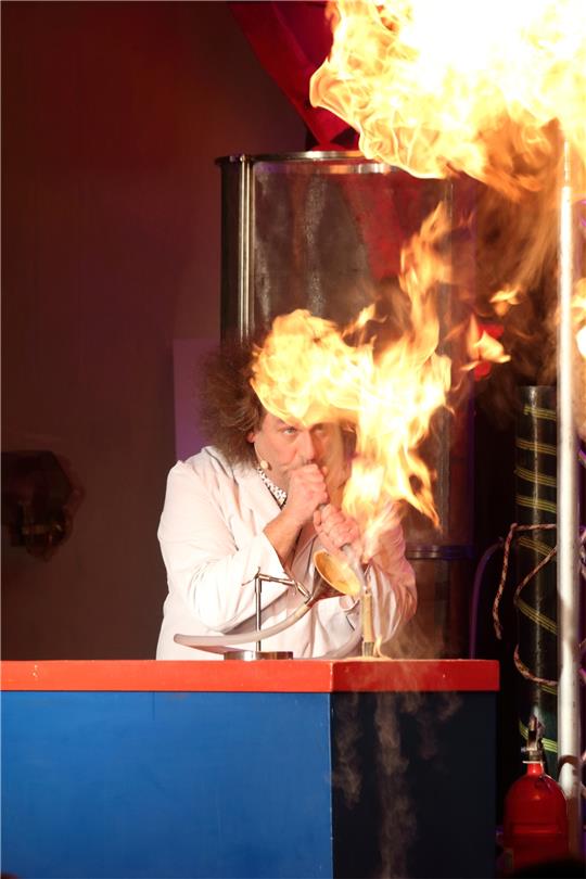 Konrad Stöckel sorgt für eine Staubexplosion aus Bärlappsporen und Pyrowolle. Foto: H. Weber