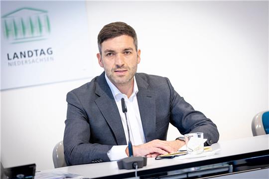Konstantin Kuhle, Generalsekretär der FDP Niedersachsen, gibt ein Statement.