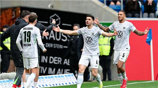 Konstantinos Koulierakis (M) freut sich über die Wolfsburger Führung.