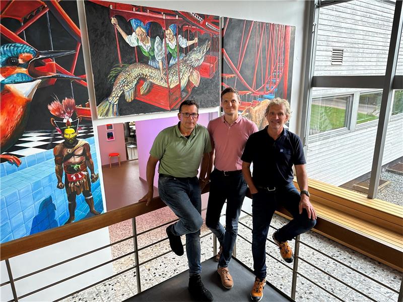 Investition von einer Million Euro in den Standort Braunlage Konstrukteure, die von Braunlage aus deutschlandweit tätig sind, und gemeinsam ein Ingenieurbüro im ehemaligen Kurmittelhaus betreiben: Dirk Baumgart, Eike Ponel und Stefan Heise (von links) vor einem Werk der Künstlerin Alida Bohnen. Foto: Eggers