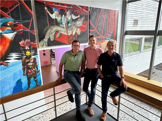 Konstrukteure, die von Braunlage aus deutschlandweit tätig sind, und gemeinsam ein Ingenieurbüro im ehemaligen Kurmittelhaus betreiben: Dirk Baumgart, Eike Ponel und Stefan Heise (von links) vor einem Werk der Künstlerin Alida Bohnen. Foto: Eggers