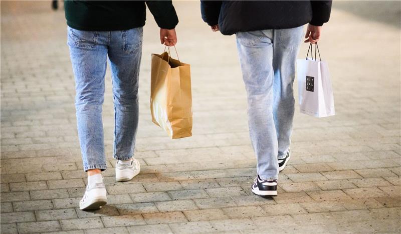 Wirtschaftsforscher senken Wachstumsprognosen Konsum-Zurückhaltung, hohe Zinsen und Preissteigerungen tragen laut Ifo-Institut zur schwachen Konjunktur in Deutschland bei.