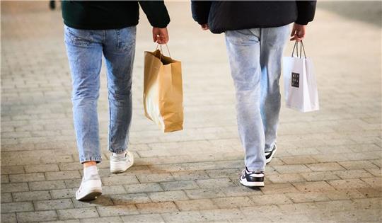 Konsum-Zurückhaltung, hohe Zinsen und Preissteigerungen tragen laut Ifo-Institut zur schwachen Konjunktur in Deutschland bei.