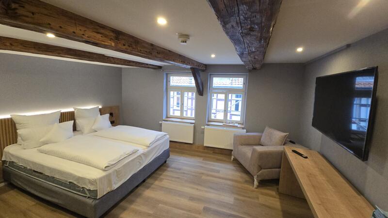 Nach knapp fünf Jahren: Der goldene Stern leuchtet wieder Kontrast: Moderne Zimmer werden im alten Fachwerk-Gemäuer etabliert.