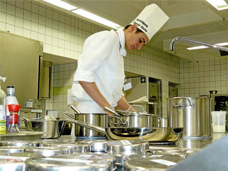 Konzentriert achtet Köche-Sieger Johannes Wolff am Herd auf die perfekte Zubereitung seiner Speisenfolge.