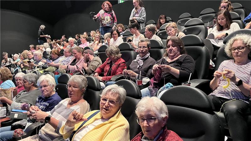 Goslar-Premiere: Weihnachtliches Wohlfühlkino mit Wolle und Nadeln Konzentriert bei der Stricksache: Die Wollwerkerinnen wissen, wie es geht.