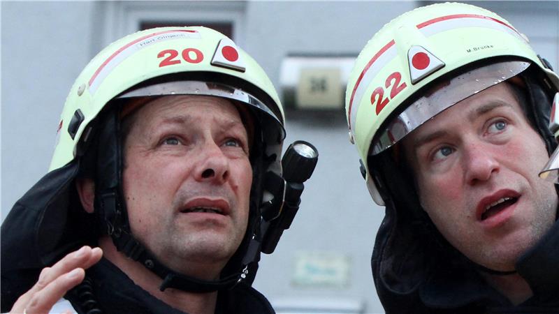 Konzentriert im Einsatz: Hartmut Ölmann (l.) bei einem Dachstuhlbrand im Mai 2015 in Astfeld zusammen mit Stadtbrandmeister Matthias Brunke.
