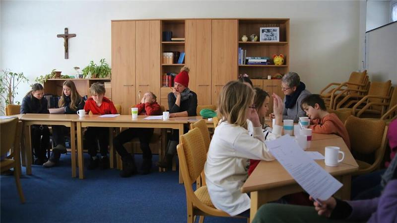 Braunlager Kinder proben für das Krippenspiel zu Heiligabend Konzentriert studieren die Mädchen und Jungen ihren Part für das Krippenspiel ein, das Heiligabend in der Kirche aufgeführt werden soll.
