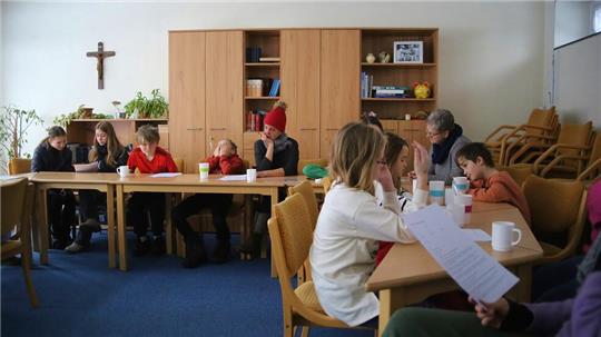 Konzentriert studieren die Mädchen und Jungen ihren Part für das Krippenspiel ein, das Heiligabend in der Kirche aufgeführt werden soll.