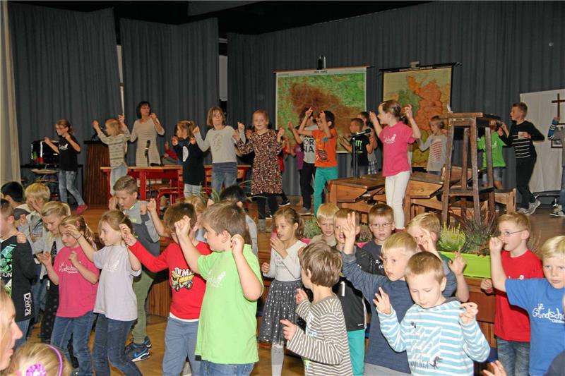 Konzentriert und mit Spaß dabei: Mit einem Geburtstags-Flashmob-Tanz eröffneten die Schülerinnen und Schüler der Grundschule Othfresen den Festakt zum 75-jährigen Bestehen ihres Schulgebäudes.  Foto: Jelinski