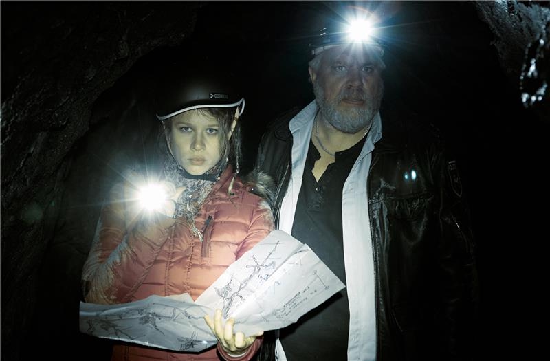 „Goldrausch“ – „Harter Brocken“-Folge um DDR-Vergangenheit Koops (Aljoscha Stadelmann) und Kim (Anna Bachmann) suchen im Stollen in einer Szene von „Harter Brocken: Der Goldrausch“. Der Krimi läuft am 18. November 2023 im Ersten. Foto: picture alliance/dpa/ARD Degeto | Kai Schulz