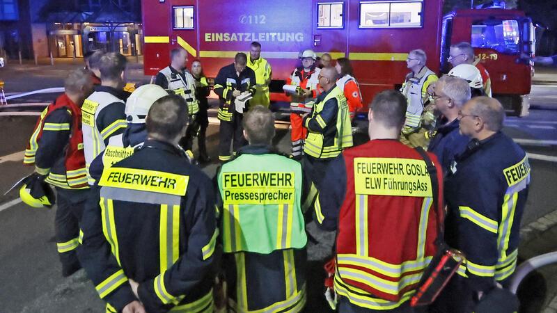 Feuer zerstört Wohnhäuser in Vienenburg - zwölf Bewohner ohne Bleibe Koordination: Stadtbrandmeister Christian Hellmeier steht in der Mitte und ist später stolz auf all seine Helfer.