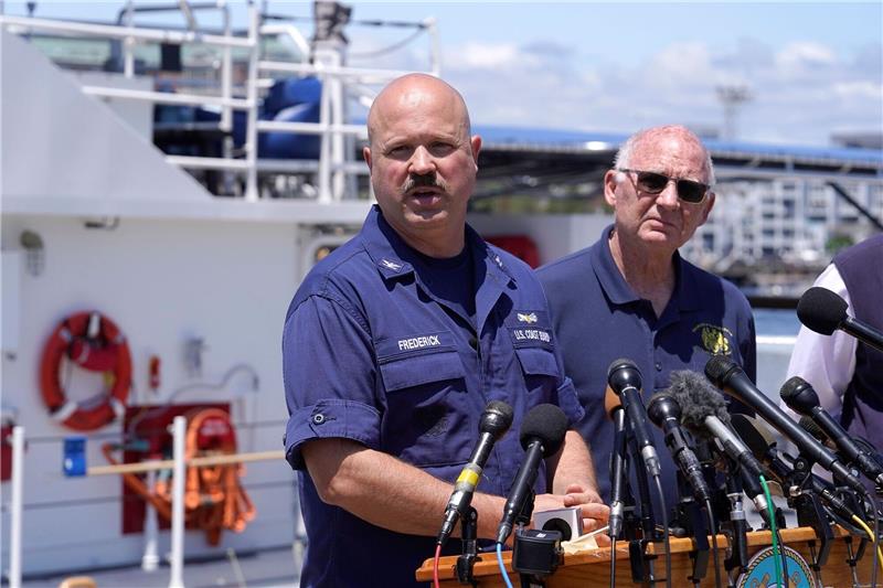 Verschollene „Titanic”-Abenteurer: Wer sucht wie? Koordinator Jamie Frederick spricht während einer Pressekonferenz auf dem Stützpunkt der US-Küstenwache in Boston.